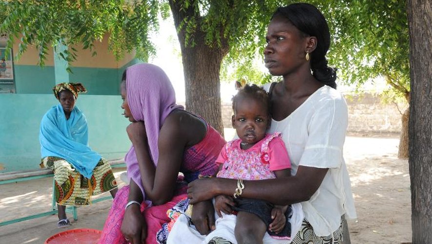 Des femmes attendent avec leurs enfants pour leur examen médical au centre de santé de Ndiaganiao au sénégal le 11 mars 2014