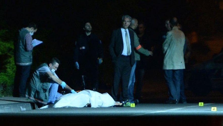 Des policiers enquêtent à Marseille le 6 juin 2013 après le meurtre par balles d'un homme de 49 ans