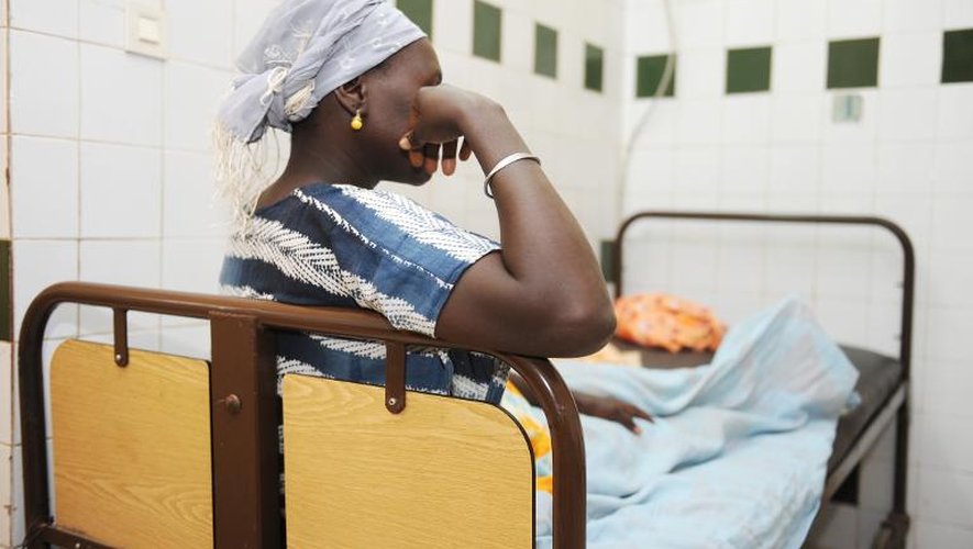 Une mère hospitalisée au centre de santé de Thies au Sénégal le 11 mars 2014. Selon l'association pour la médecine et la recherche en Afrique (Amref) et la fondation Sanofi Espoir, le taux de mortalité maternelle, même en baisse, r