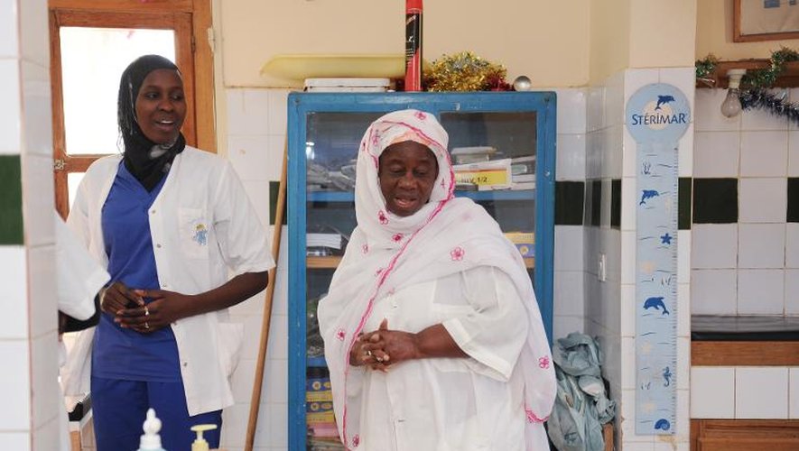 Une sage-femme (G) le 11 mars 2014 au centre de santé de Thies au Sénégal. Selon l'association pour la médecine et la recherche en Afrique (Amref) et la Fondation Sanofi espoir, le taux de mortalité maternelle de 392 pour 100.000 naissance