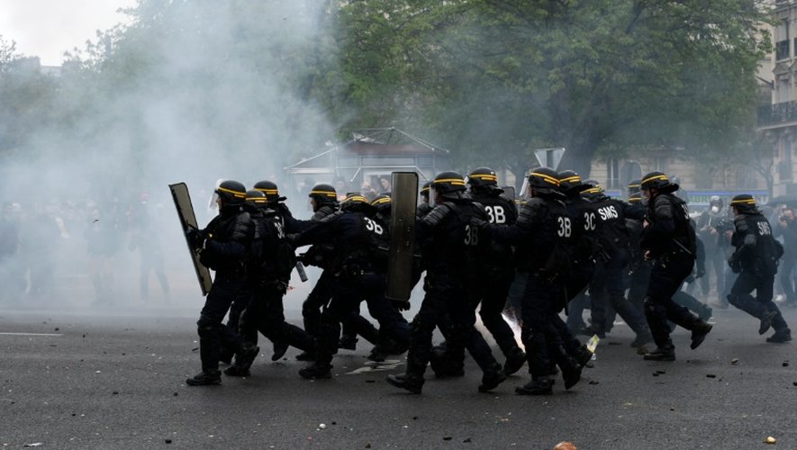 Des CRS se fraient un chemin au milieu des nuées de gaz lacrymogènes à l'issue du défilé contre la loi travail le 9 avril à Paris