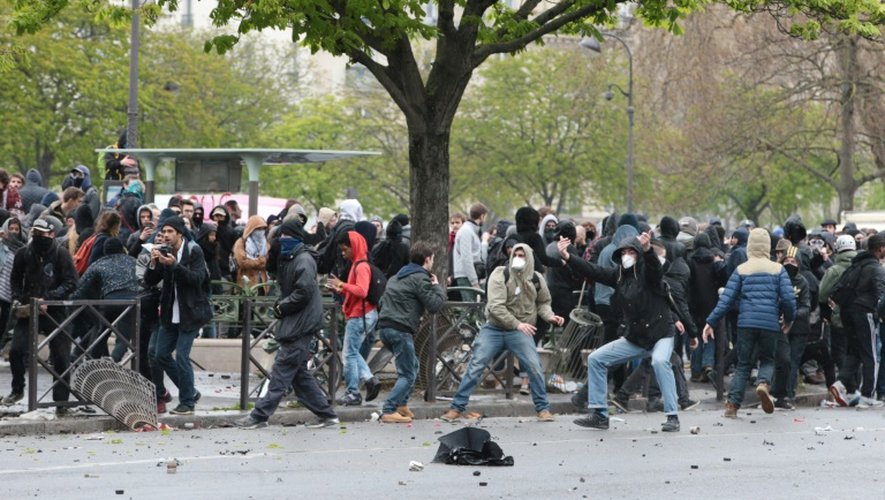 Affrontements entre manifestants et policiers à l'issue du défilé contre la loi travail le 9 avril à Paris