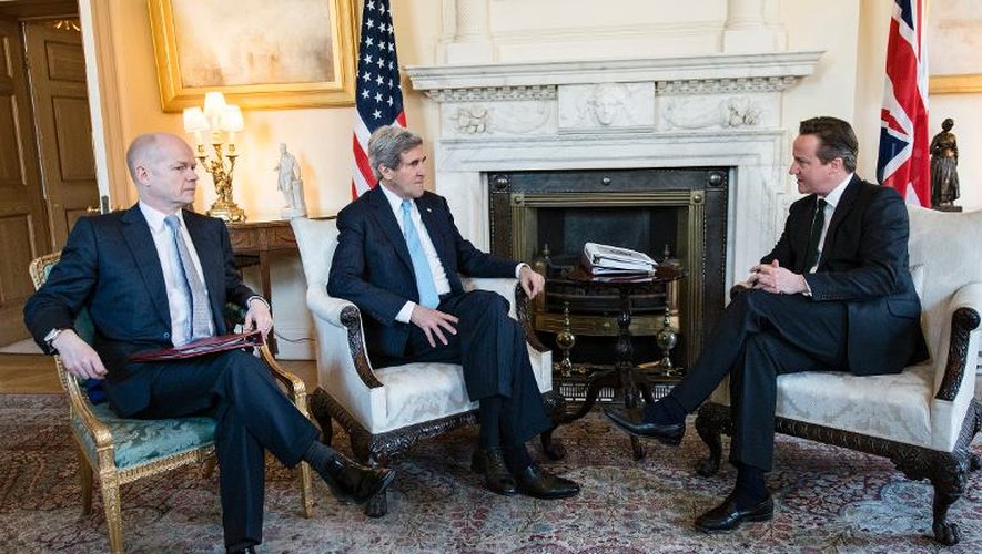 Le Premier ministre anglais David Cameron (droite), le ministre des affaires étrangères anglais William Hague (gauche) et John Kerry (centre) à Londres le 14 mars 2014