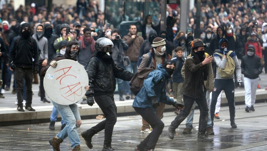 Affrontements entre manifestants et policiers à l'issue du défilé contre la loi travail le 9 avril à Nantes