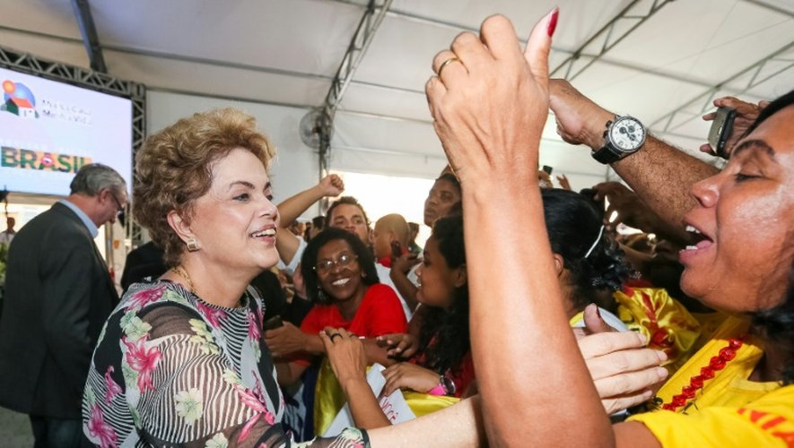 La présidente  Dilma Rousseff entourée de partisans le 8 avril 2016 à Rio