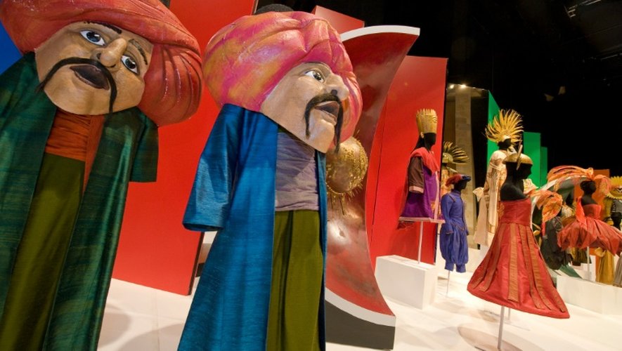 Costumes crés par Marina Draghici pour "Les Indes galantes" de Rameau exposés au Centre national du costume de scène (CNCS) de Moulins, en France le 4 avril 2016