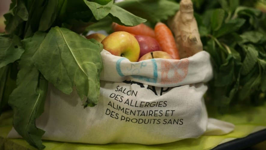 Un sac de fruits présenté le 8 avril 2016 au "Salon des allergies alimentaires et des produits sans" porte de Versailles à Paris