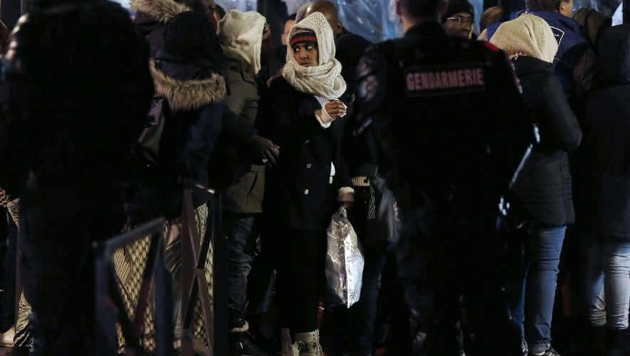 Evacuation de migrants installés  sous le métro aérien au niveau de la station Stalingrad, le 30 mars 2016 à Paris