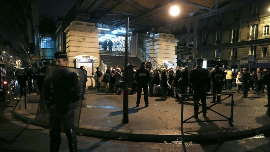 Evacuation de migrants installés sous le métro aérien au niveau de la station Stalingrad, le 30 mars 2016 à Paris