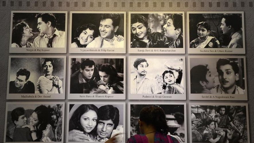 Photo d'archives d'une femme regardant un panneau de portraits des principaux acteurs indiens de Bollywood dans le nouveau musée du cinéma indien qui ouvre ses portes à Bombay. Prise le 20 février 2014