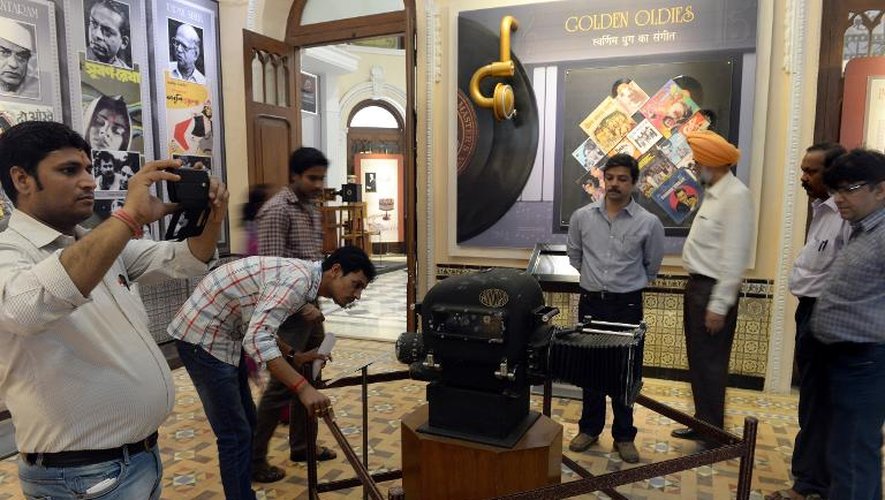 Obtenir des objets originaux, comme ces caméras anciennes photographiées le 20 février 201, a constitué un défi pour le nouveau musée du cinéma qui va ouvrir ses portes à Bombay