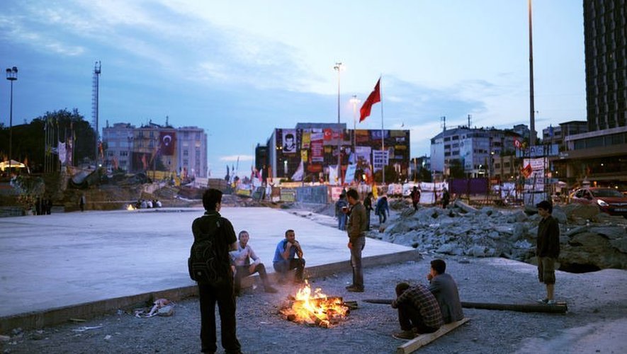 Des manifestants sont rassemblés autour d'un feu le 6 juin 2013 sur la place Taksim à Istanbul