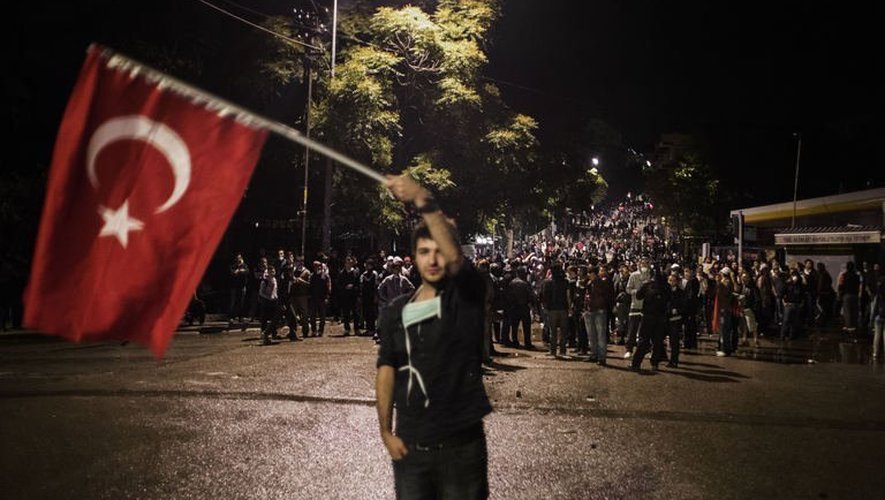 Des manifestants font face à la police le 5 juin 2013 à Ankara