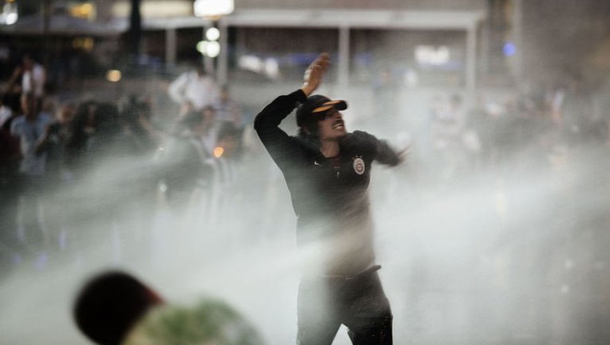 Des manifestants sont visés par un canon à eau de la police le 5 juin 2013 à Ankara