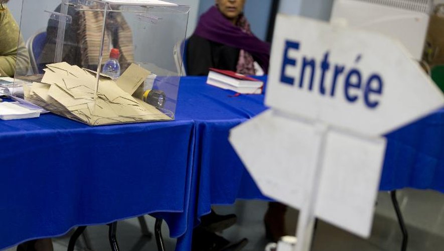Une urne dans un bureau de vote de Corbeil-Essonnes, dans l'Essone, le jour du second tour des élections départementales, le 29 mars 2015