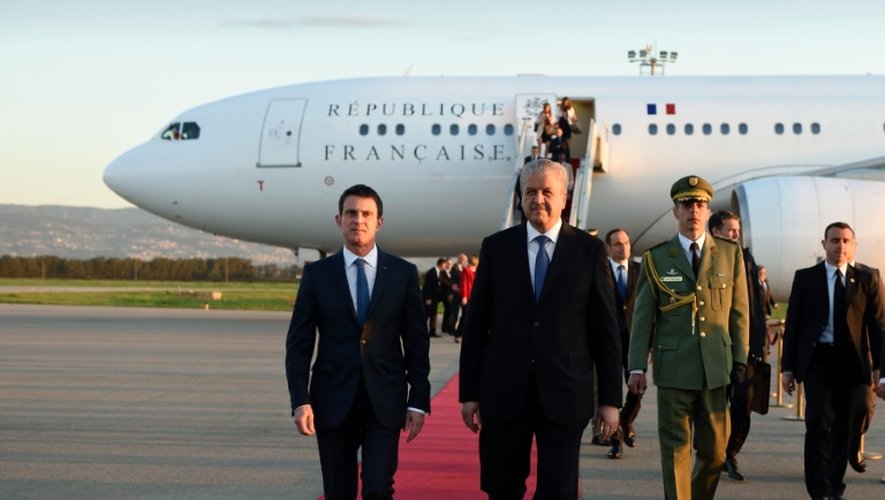Le Premier ministre algérien Abdelmalek Sellal accueille son homologue français Manuel Valls (G) lors de son arrivée à l'aéroport d'Alger, le 9 avril 2016