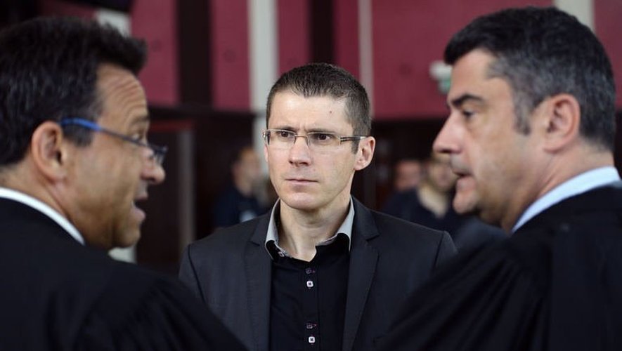 Franck Viallet (c), un policier jugé pour la mort de Moushin et Lakamy, le 6 juin 2013 au tribunal de Pontoise