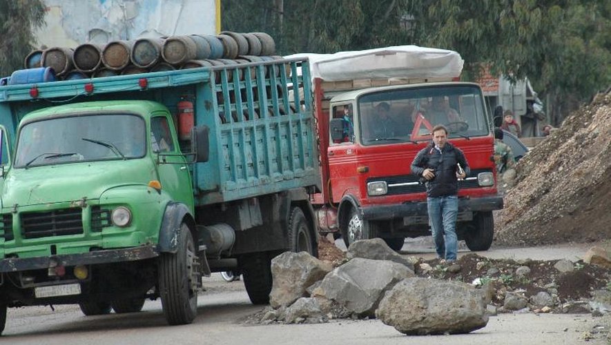 Des camions acheminent des bouteilles de gaz et de l'aide pour les habitants de la région de Homs, photo de l'agence de presse officielle syrienne Sana du 13 mars 2014