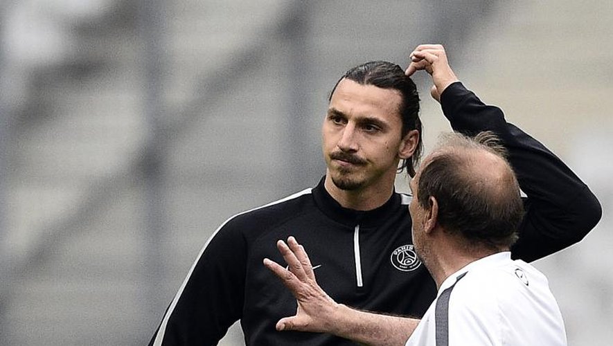L'attaquant du PSG Zlatan Ibrahimovic discute avec l'adjoint de Laurent Blanc, Jean-Louis Gasset, le 29 mai 2015 au Stade de France