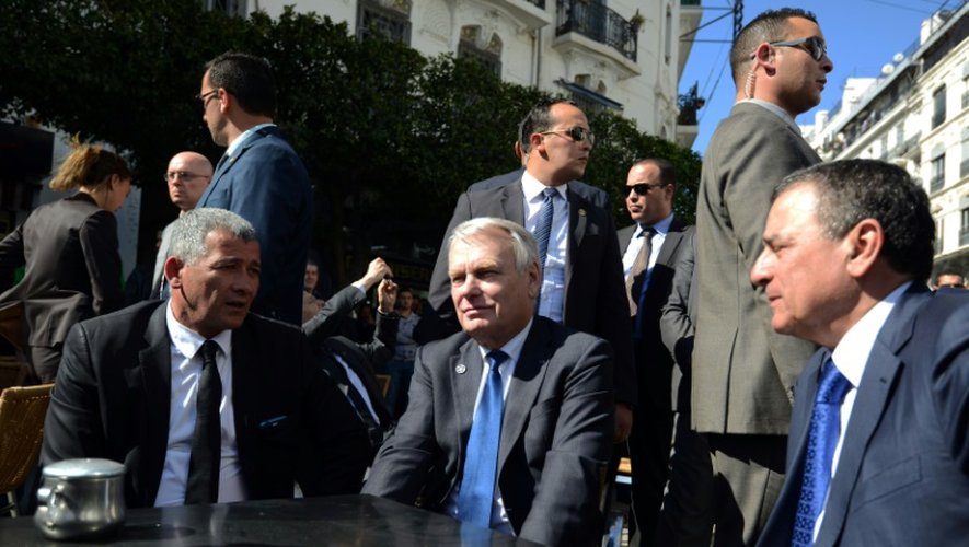 Le ministre français des Affaires étrangères  Jean-Marc Ayrault (C) entre le maire Abdelhakim Battache  et le ministre algérien de l'Industrie Abdessalem Bouchouareb le 29 mars 2016 à Alger