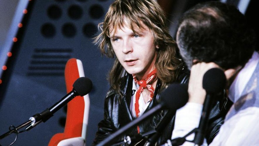 Le chanteur et auteur Renaud participe à l'émission radiophonique "Studio 1" animée par Michel Drucker, dans les studios d'Europe n°1, à Paris , le 1er février 1984