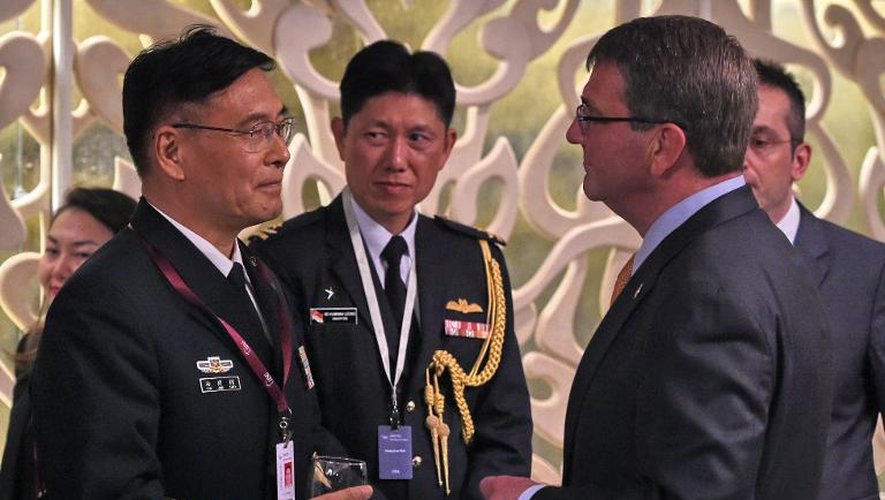 Sun Jianguo (g) un responsable de la Marine chinoise, discute avec le secrétaire américain à la Défense Ashton Carter (d) à Singapour le 30 mai 2015