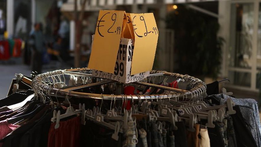 Des vêtements en vente dans la vieille ville de Nicosie le 14 mars 2014