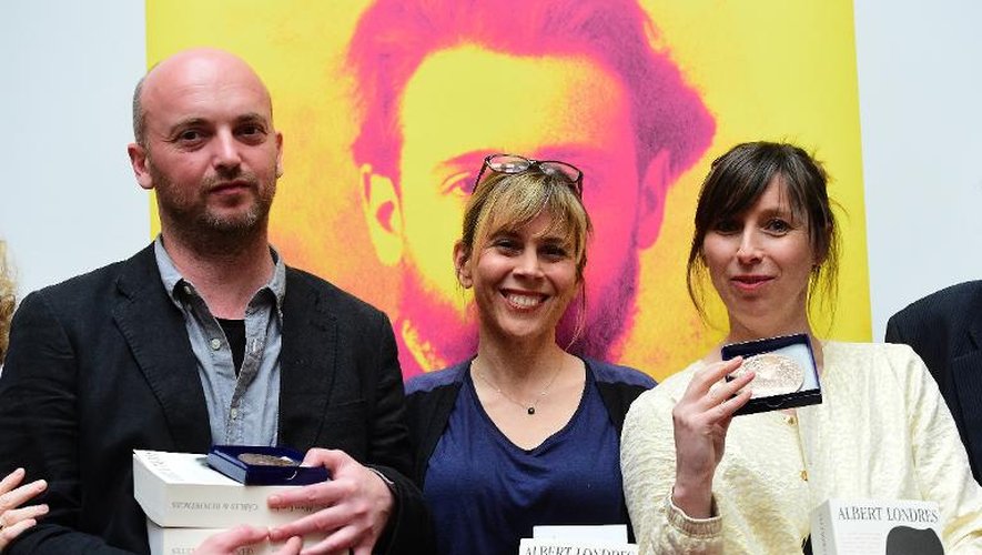 Les journalistes Luc Mathieu (G),  Cécile Allegra (C) et Delphine Deloget (D), remportent le Prix Albert-Londres 2015, le 30 mai 2015