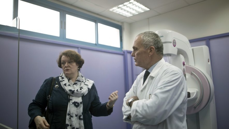 Philippa Whitford (g), députée britannique visite l'hôpital al-Ahli avec son directeur, le docteur Maher Ayyad, à Gaza, le 5 avril 2016