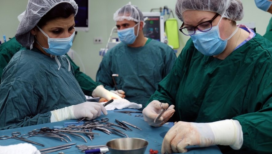 Photo fournie par l'organisation britannique Medical Aid for the Palestinians, prise le 30 mars 2016, montrant Philippa Whitford (d), en train d'opérer pour un cancer du sein une Palestinienne à Jérusalem