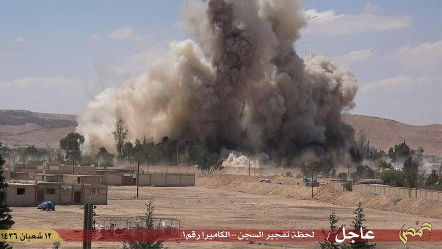Image obtenue le 30 mai 2015 provenant du média jihadiste Welayat Homs montrant la destruction présumée de la prison de Palmyre par le groupe Etat islamique (EI)