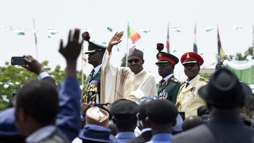 Le nouveau président du Nigeria Muhammadu Buhari (c) salue la foule après sa prestation de serment à Abuja, le 29 mai 2015