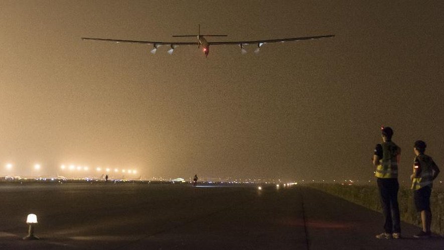 Photo de Solar Impulse 2 décollant de l'aéroport international de Nankin, en Chine, le 31 mai 2015 et publiée par les organisateurs du projet