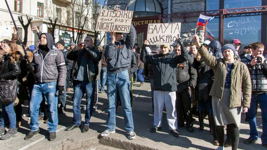 Des manifestants pro-russes le 10 mars 2014 à Kharkiv