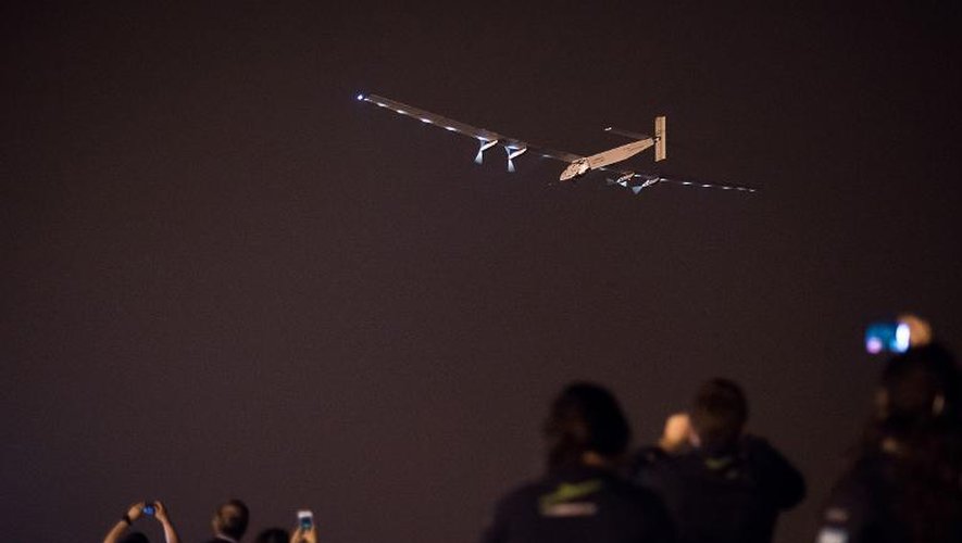 Des spectateurs observent le décollage de l'avion Solar Impulse 2 à Nankin (Chine), le 31 mai 2015