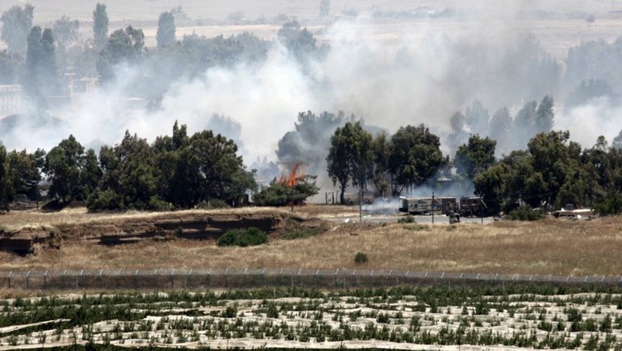 Vue côté israélien de combats, au point de passage de Qouneitra coté syrien, entre les rebelles et l'armée, le 6 juin 2013