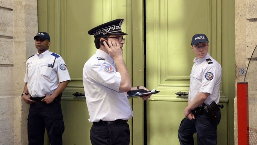Des policiers à Paris, là où un militant d'extrême gauche a été violemment frappé, le 6 juin 2013