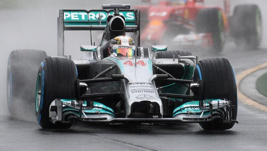 Lewis Hamilton devant Fernando Alonso lors des essais qualificatifs le 15 mars 2014 à Melbourne
