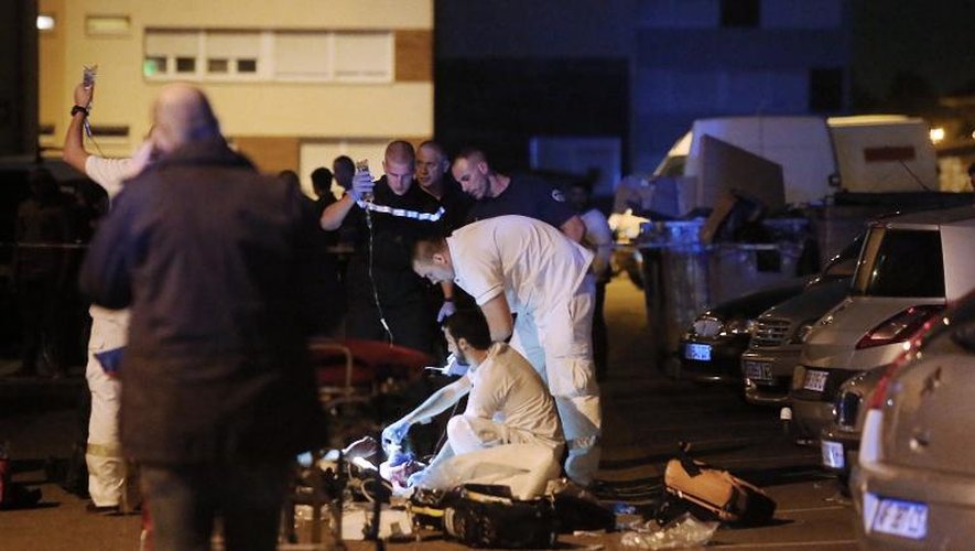 Les secours prennent en charge une personne blessée pendant une fusillade dans la rue à Woippy, en Moselle, le 30 mai 2015