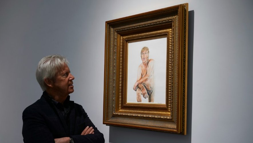 Un conservateur de galerie d'art regarde le tableau représentant Donald Trump entièrement nu et intitulé  "Make America Great Again" (rendre sa grandeur à l'Amérique), exposé à la Maddox Gallery à Londres, le 9 avril 2016