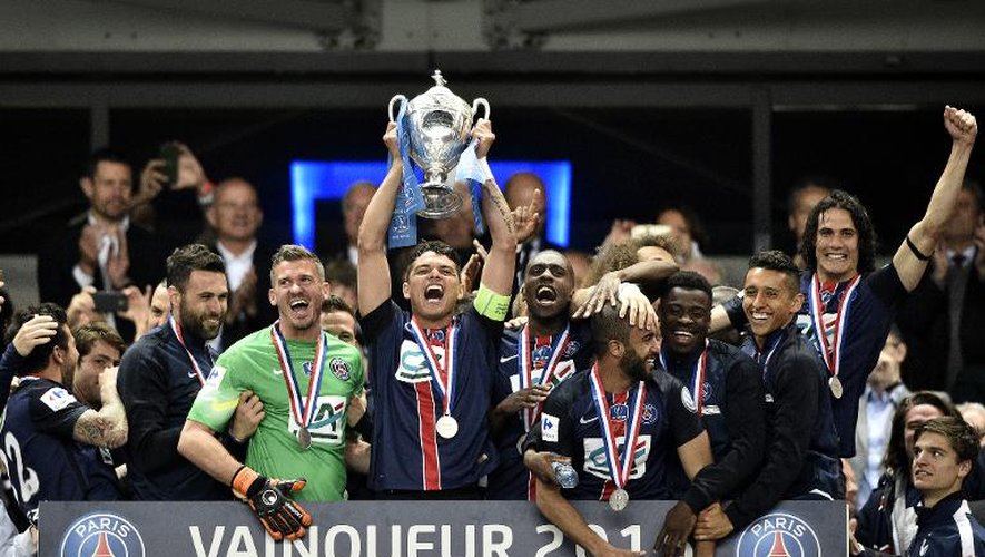 Le capitaine du PSG Thiago Silva brandit la Coupe de France, le 30 mai 2015 au Stade de France