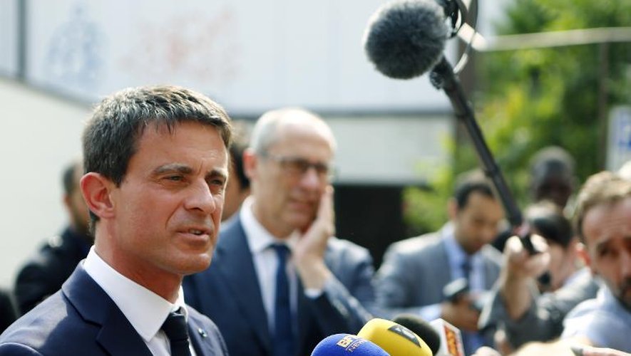 Le Premier ministre français Manuel Valls (g) le 30 mai 2015 à Trente, en Italie