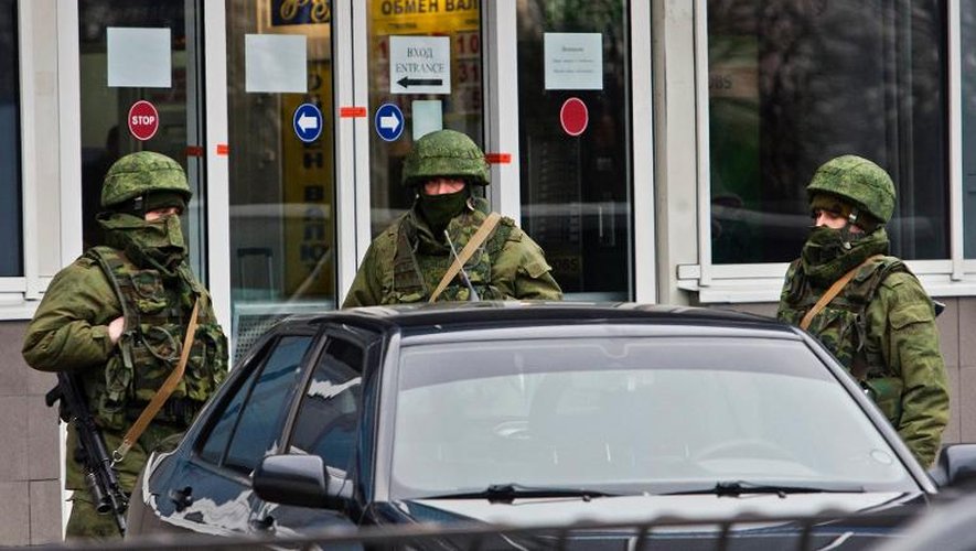 Des hommes armés non-identifiés devant l'aéroport de Simferopol le 28 février 2014