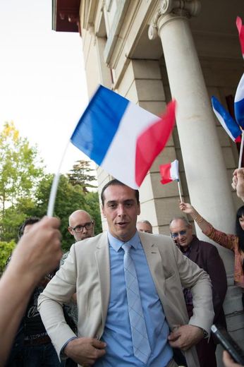 Joris Hebrard (d), candidat FN aux municipales du Pontet (Vaucluse), après son élection au 1er tour le 31 mai 2015