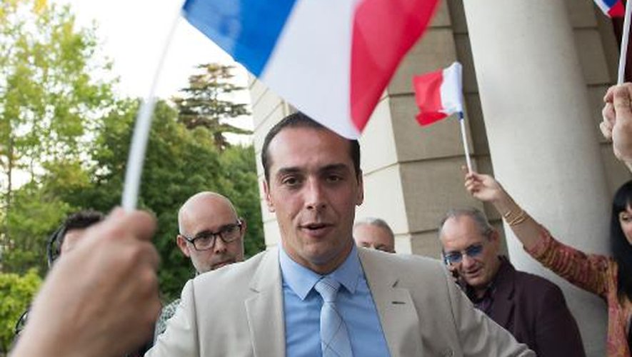 Joris Hebrard (d), candidat FN aux municipales du Pontet (Vaucluse), après son élection au 1er tour le 31 mai 2015