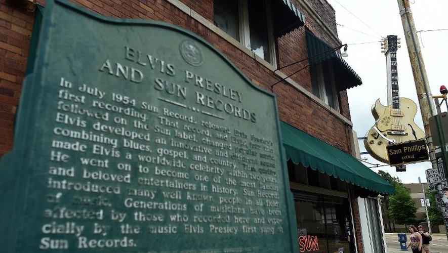 Une plaque à la mémoire d'Elvis Presley devant le studio Sun Records de Memphis, dans le Tennessee, un endroit mythique du blues dans le sud profond des Etats Unis