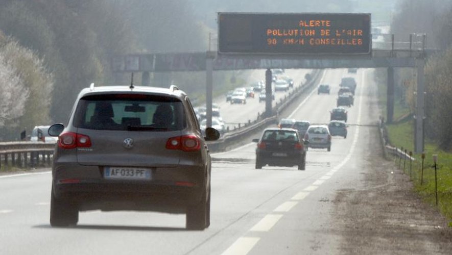 Des voitures passent sous un panneau d'avertissement du pic de pollution près de Rennes le 15 mars 2014