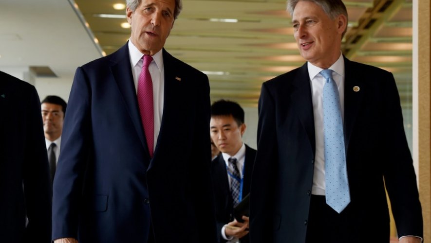 Le secrétaire d'Etat John Kerry et son homologue britannique Philip Hammond à leur arrivée le 10 avril 2016 à Hiroshima