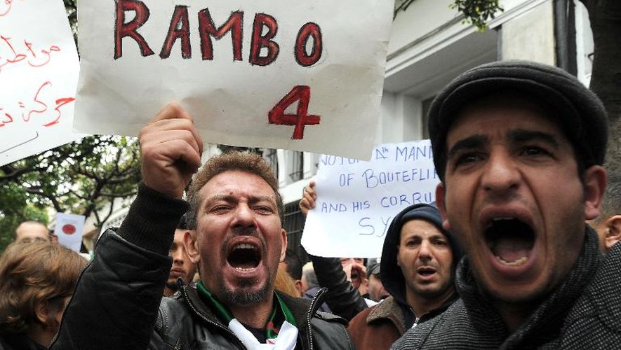 Manifestants à Alger contre la décision du président Abdelaziz Bouteflika de briguer un quatrième mandat, le 15 mars 2014