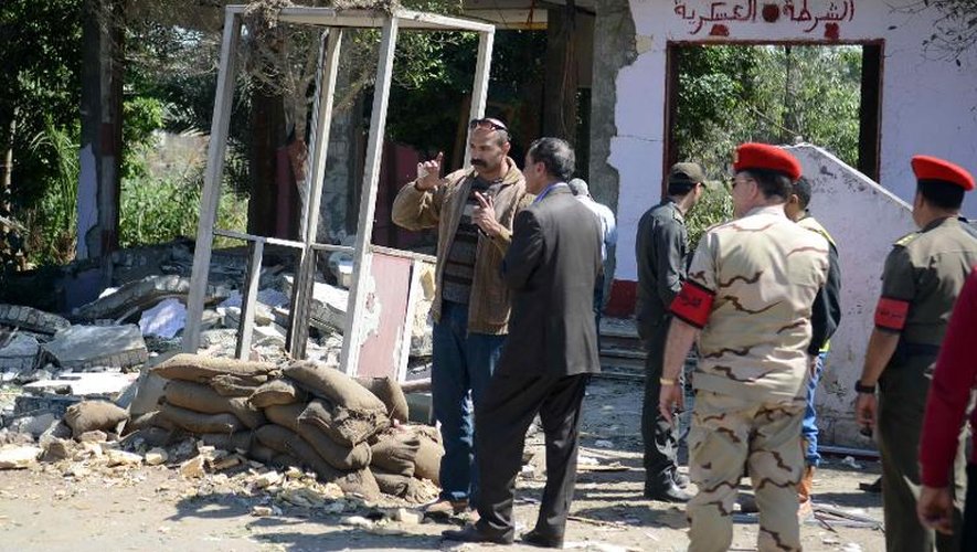 Des soldats et des officiels égyptiens inspectent le lieu d'un attentat contre six soldats le 15 mars 2014 au Caire